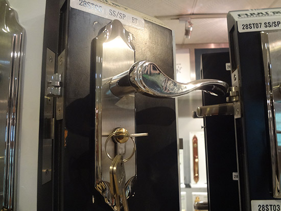 簡約的不銹鋼門鎖